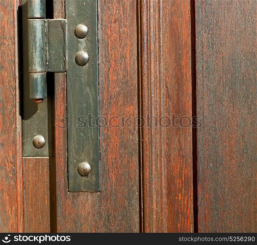 antique old door and ancien wood closed house hinge