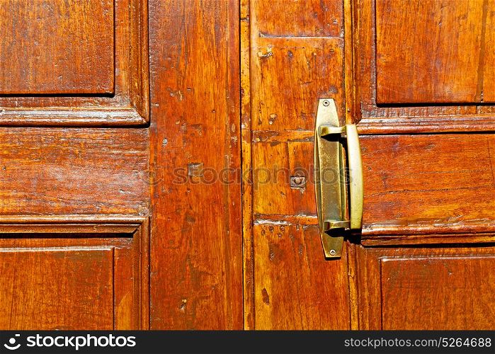 antique old door and ancien wood closed house hinge
