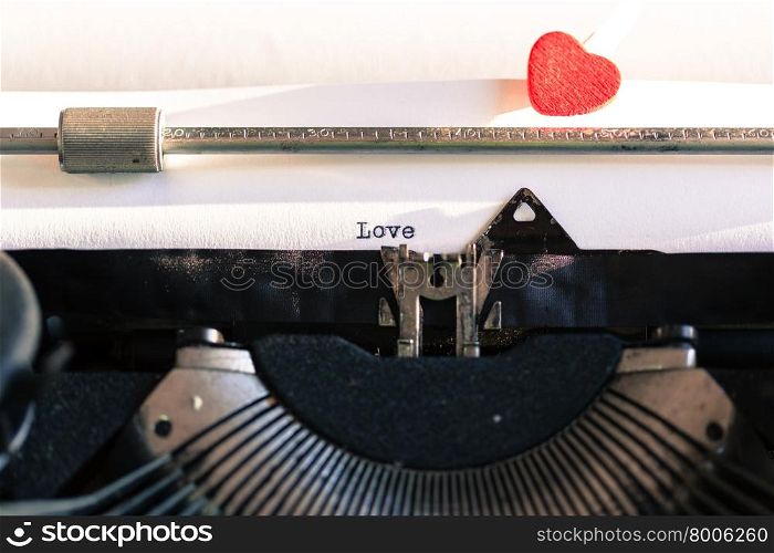 Antique typewriter with the words Happy Valentine&rsquo;s Day