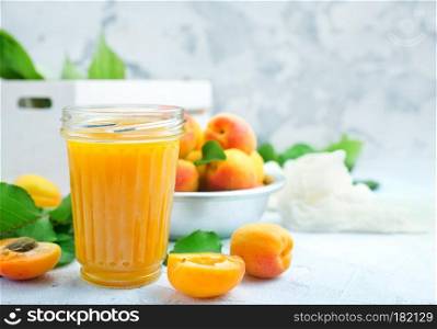 apricot juice in glass and fresh apricots