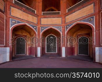 Arch with carved marble window. Mughal style. Humayun&acute;s tomb, Delhi