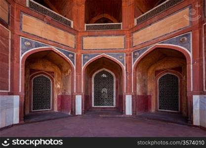 Arch with carved marble window. Mughal style. Humayun&acute;s tomb, Delhi