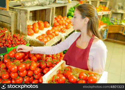 arranging the tomato