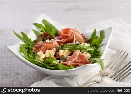 Arugula salad, prosciutto with sun-dried tomatoes, slices of mozzarella, capers, seasoned with olive butter and parmesan. A dish for those who monitor their health