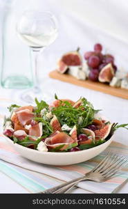 Arugula salad with Parma ham, blue cheese, figs, grapes