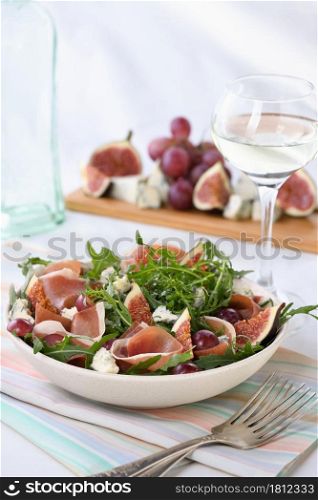 Arugula salad with Parma ham, blue cheese, figs, grapes