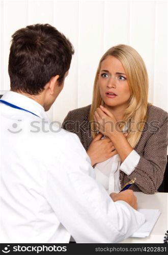 Arztgesprach. Patient und Arzt im Gesprach in einer Arztpraxis
