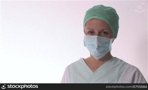 Arzthelferin oder Krankenschwester nickt