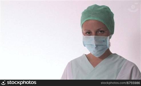 Arzthelferin oder Krankenschwester nimmt den Mundschutz weg