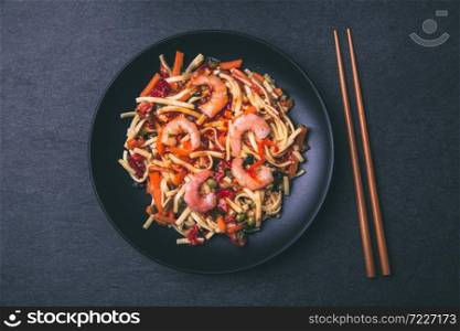 Asia Nudelgericht mit Shrimps und Sauce