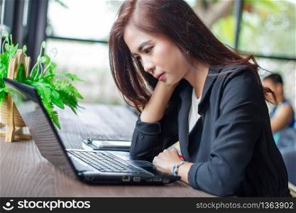 Asian businesswoman serious about the work done until the headache