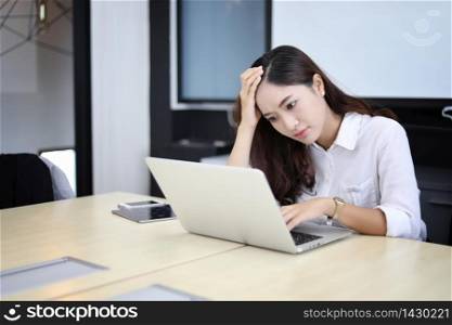 Asian businesswoman serious about the work done until the headache