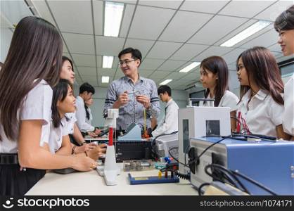 Asian teacher Giving Lesson to group of College Students which present the pratice in the laboratory classroom, University education concept