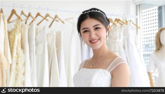 Asian women Beautiful bride smiling and happy Wedding