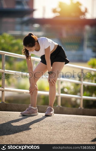 Asian women runners have leg and knee pain.