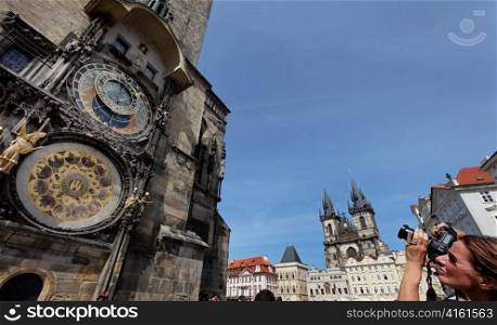 Astronomische Uhr in Prag und Kirche der Jungfrau Maria
