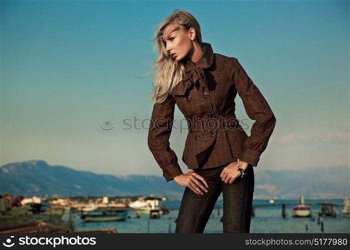 Attractive, elegant young woman - fashion shot
