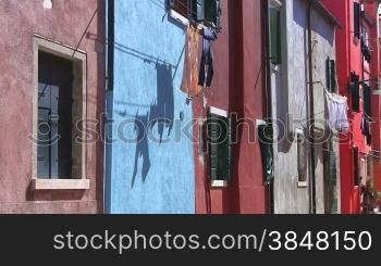 Aufnahme einer sndlSndischen Hausfassade. Handtncher hSngen an den Fenstern.