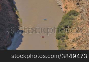 Ausblick von einem Berg in einen Fluss. Boote treiben im Wasser.