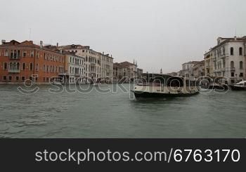 Ausflugsboot auf dem Canale Grande, in Venedig