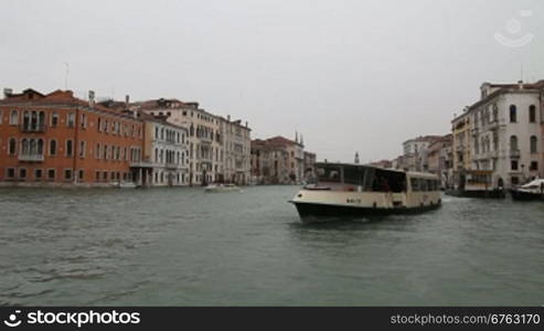 Ausflugsboot auf dem Canale Grande, in Venedig