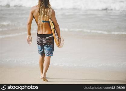 Australian surfer with surfboard, Bacocho, Puerto Escondido, Mexico