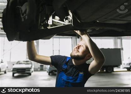 auto mechanic looking car s hob