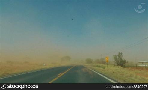 Autofahrt auf dem Highway durch die Wnste im Sandsturm