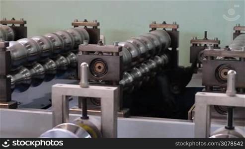 Automated machine making aluminium profiles