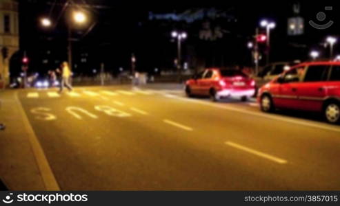 autos und menschen in der nacht im zeitraffer