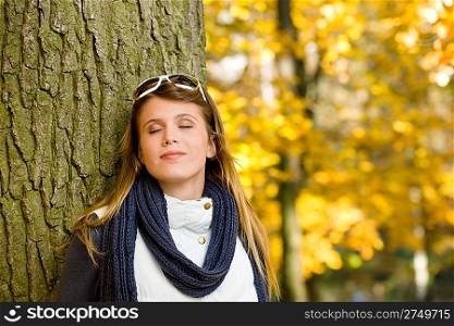 Autumn park - fashion woman with sunglasses on sunny day