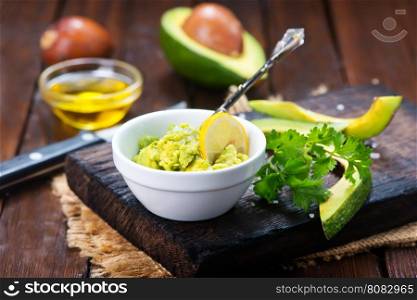 avocado sauce in bowl and on a table