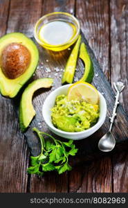 avocado sauce in bowl and on a table