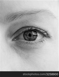 B&W close-up of woman&acute;s eye.