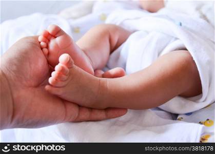 Baby feet newborn into mother&rsquo;s hands.