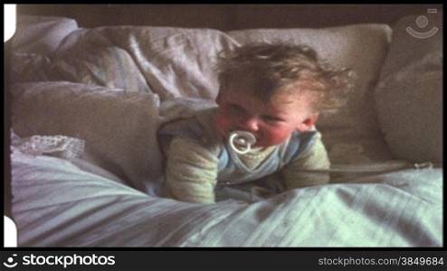 Baby kurz nach dem Aufwachen (8 mm-Film aus den 60er-Jahren)