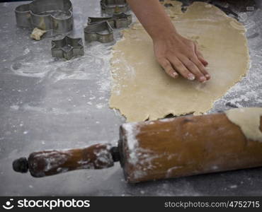 Backrolle und Ausstechformen. Rolling pin, pastry and cookie cutters on a baking sheet