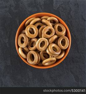 Bagels in a bowl on the black table