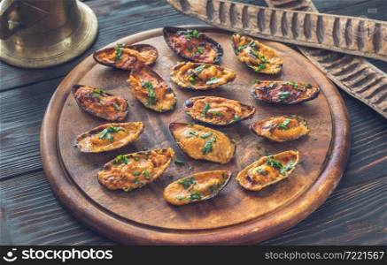 Baked mussels stuffed with cheddar cheese sauce