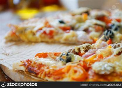 Baked pizza with diferent ingredients