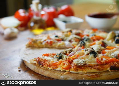 Baked pizza with diferent ingredients