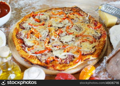 Baked pizza with diferent ingredients