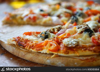 Baked pizza with diferent ingredients