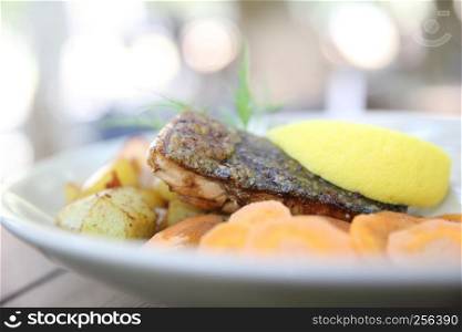 Baked salmon with lemon and carrot