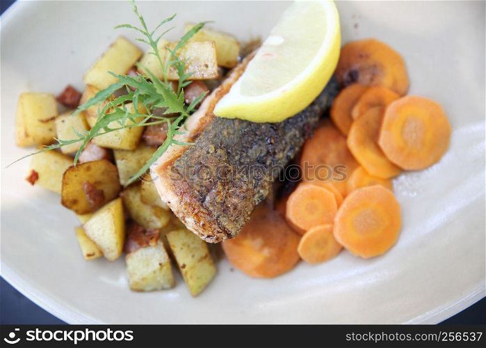 Baked salmon with lemon and carrot