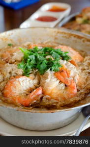 baked vermicelli prawn with ginger & pepper sauce