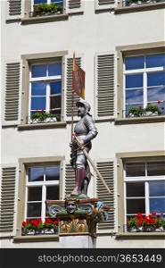 Banneret Fountain, Knight with City&rsquo;s Bear Flag