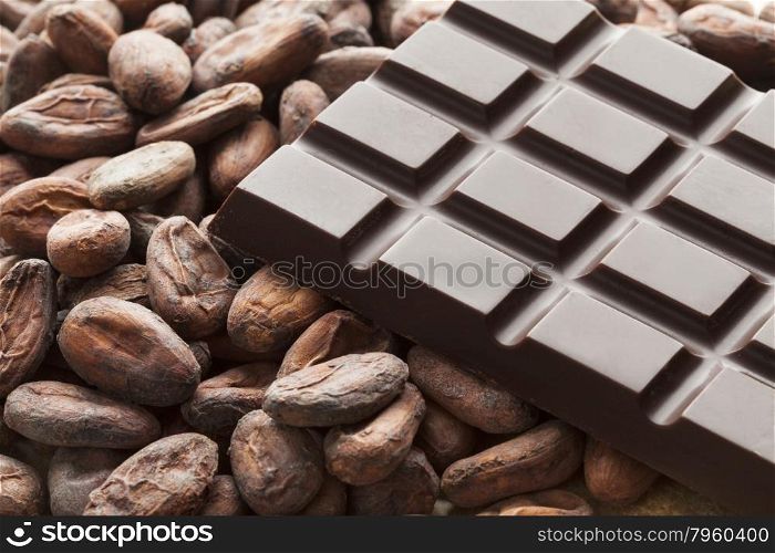 Bar of chocolat with raw cocoa beans