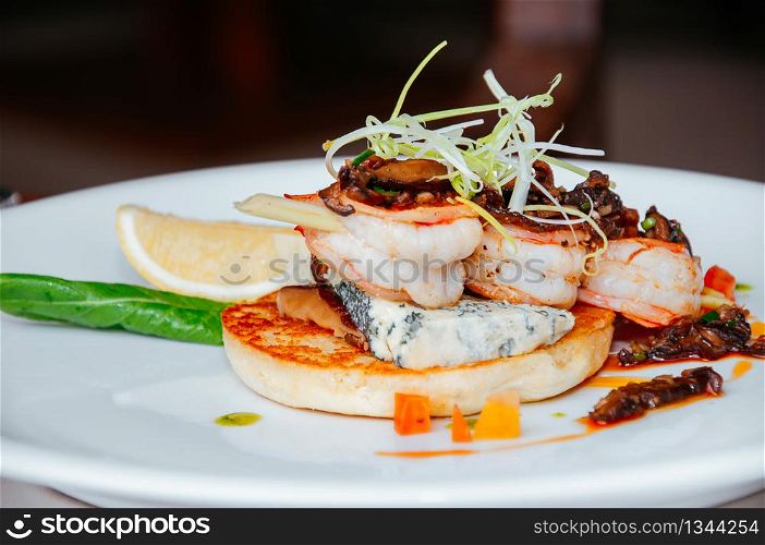 Barbecue shrimp lemongrass skewer with Gorgonzola cheese, fried saute mushroom and bake bun