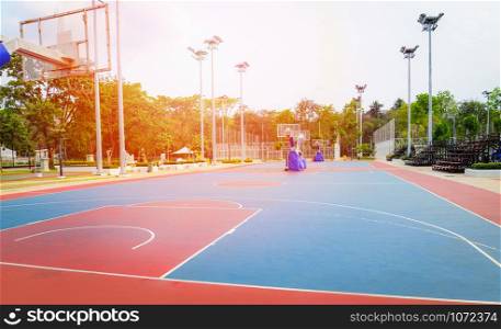 basketball court sport outdoor public park / Streetball